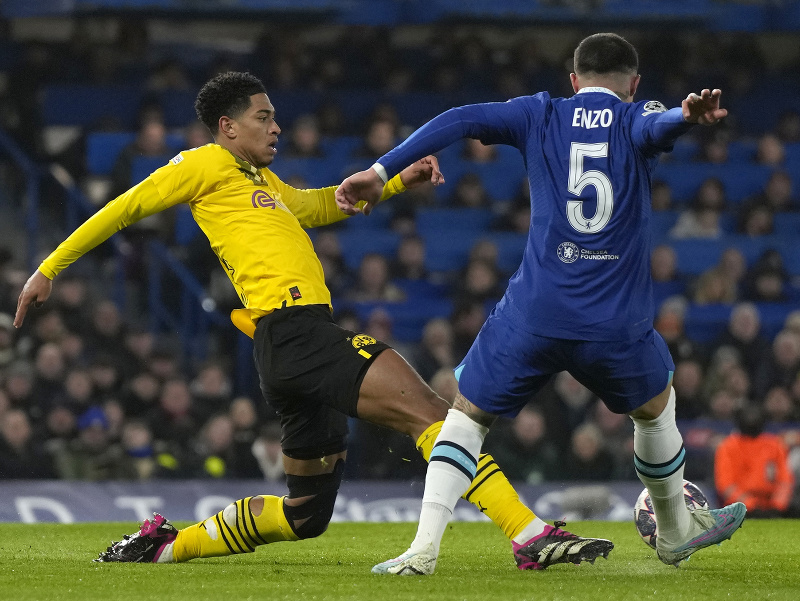 Vpravo hráč Chelsea Enzo Fernandez a hráč Dortmundu Jude Bellingham v súboji o loptu