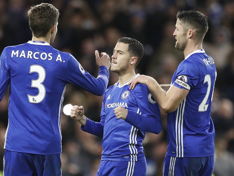 Eden Hazard (v strede) oslavuje so spoluhráčmi gól Chelsea