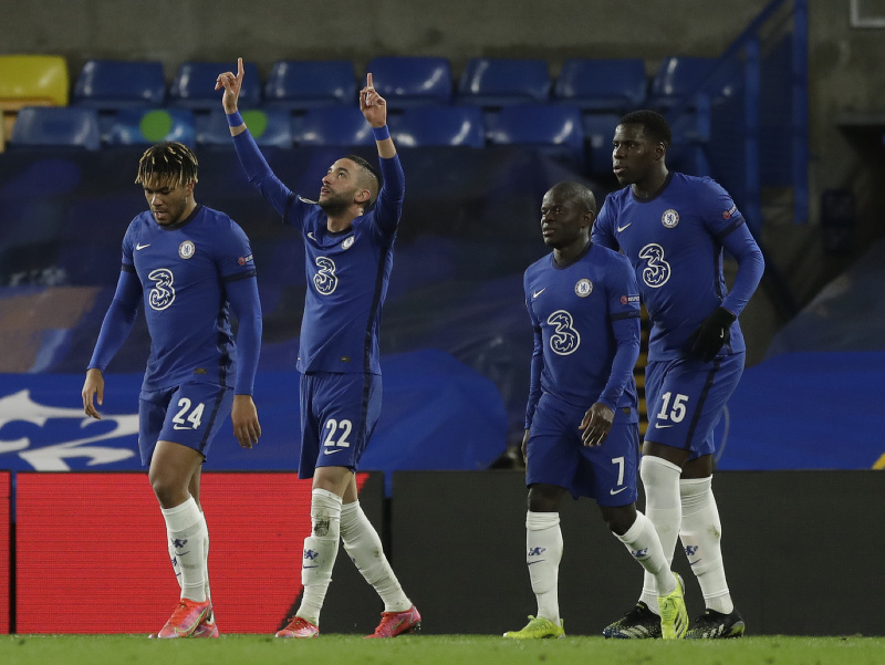 Hráč Chelsea Hakim Ziyech (druhý zľava) oslavuje so spoluhráčmi