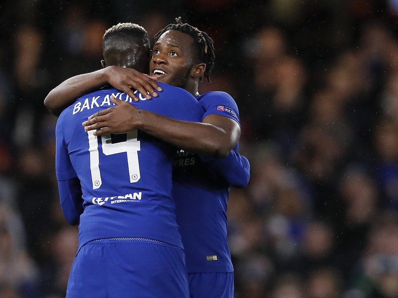 Michy Batshuayi a Tiemoue Bakayoko oslavujú gól Chelsea 
