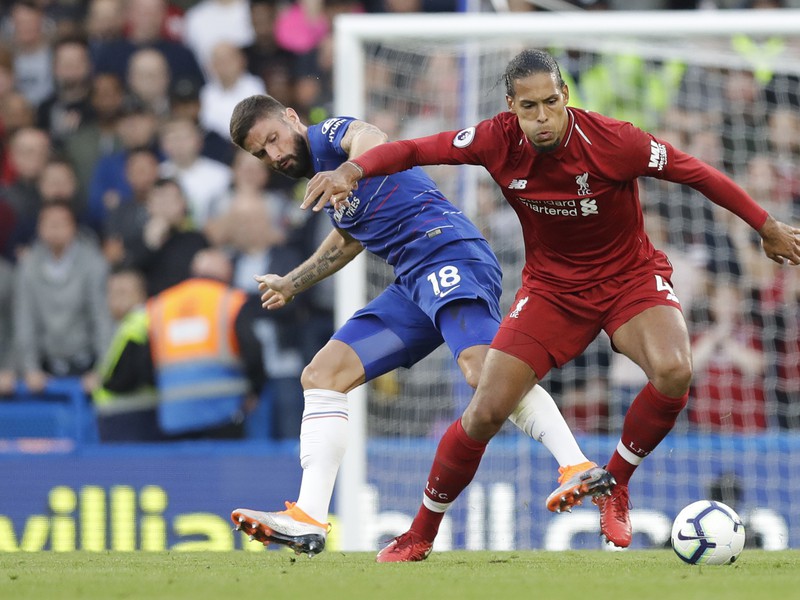 Virgil van Dijk a Olivier Giroud v súboji