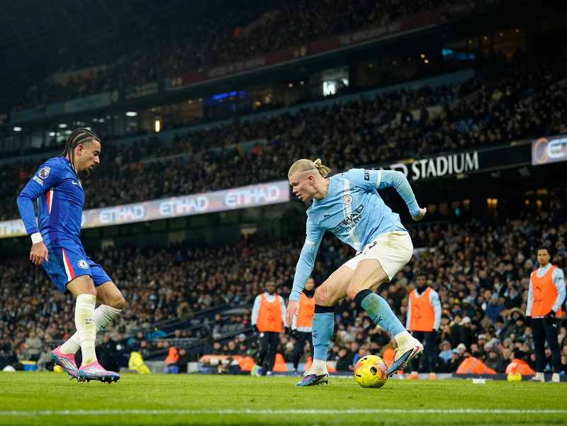 Hráč Manchesteru City Erling Haaland (vpravo) dribluje s loptou pred Malom Gustom z Chelsea 