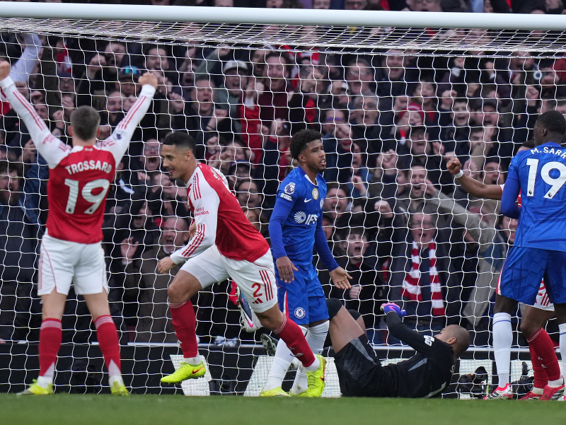 Hráči Arsenalu Leandro Trossard (vľavo) a William Saliba oslavujú po góle