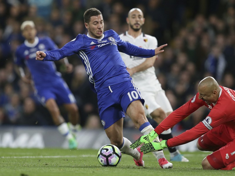 Eden Hazard a brankár Watfordu Heurelho Gomes