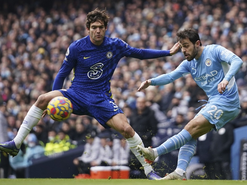 Marcos Alonso (vľavo) a hráč Manchestru City Bernardo Silva bojujú o loptu