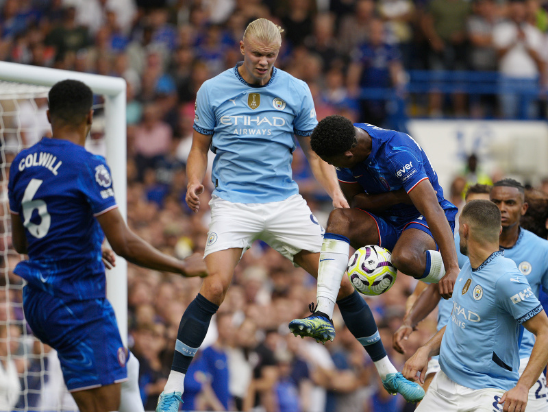 Erling Haaland a Wesley Fofana v súboji o loptu