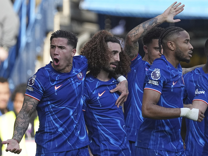 Futbalista Chelsea Londýn Marc Cucurella (druhý zľava) sa teší so spoluhráčmi z gólu 