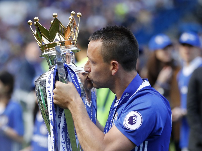 Kapitán Chelsea John Terry s majstrovskou trofejou počas osláv zisku titulu