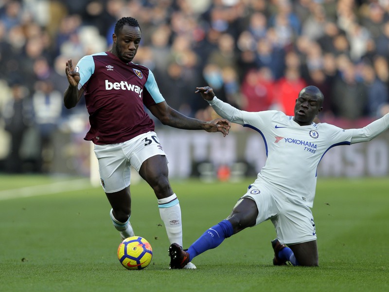 N'Golo Kanté v snahe zastaviť unikajúceho Michaila Antonia