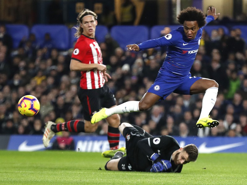 Na snímke hráč Chelsea Willian (vpravo) a hráč Southamptonu Angus Gun v súboji o loptu