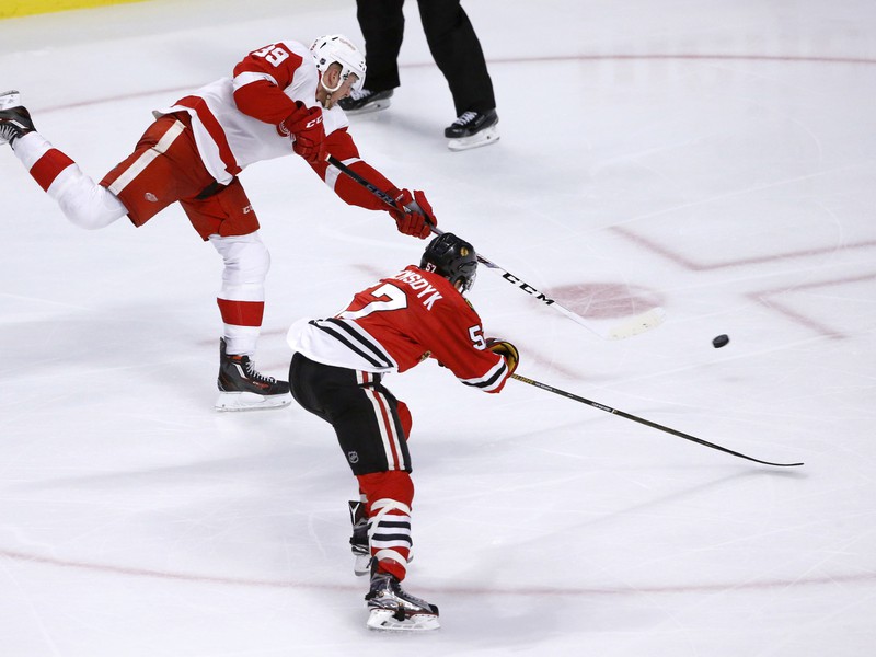  Anthony Mantha strieľa. Bráni ho Trevor van Riemsdyk.