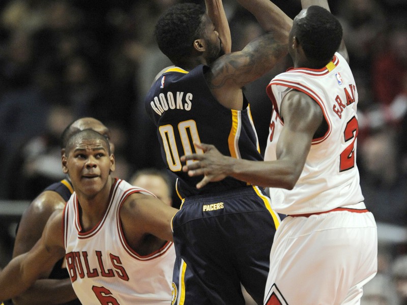 Aaron Brooks blokovaný Jerianom Grantom