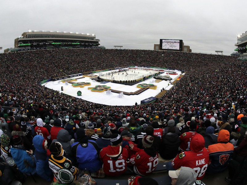 Na snímke pohľad na zápas pod holým nebom medzi Chicagom a Bostonom v univerzitnom centre na štadióne Notre Dame v novoročnom Winter Classic 2019