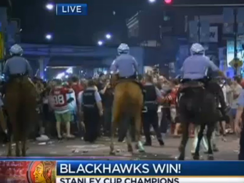 V centre Chicaga sprevádzali oslavy triumfu Blackhawks nepokoje. Zasahovať museli policajti.