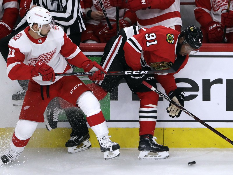 Hokejista Detroitu Red Wings Tomáš Tatar (vľavo) a hráč Chicaga Blackhawks  Anthony Duclair
