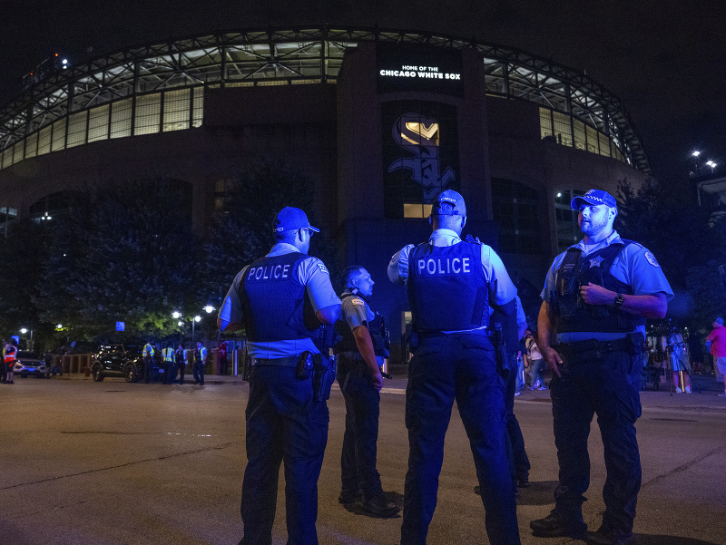 Polícia pri zásahu na štadióne Chicaga White Sox