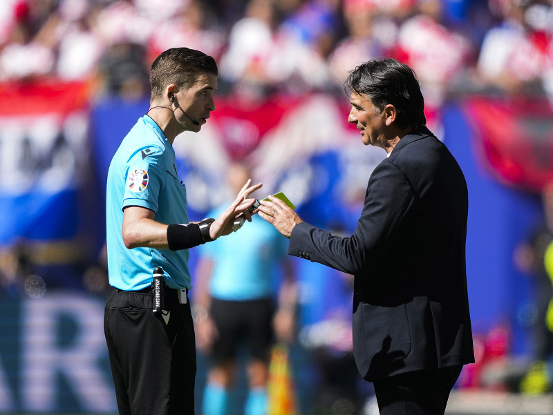 Francúzsky rozhodca Francois Letexier v debate s trénerom Chorvátska Zlatkom Daličom