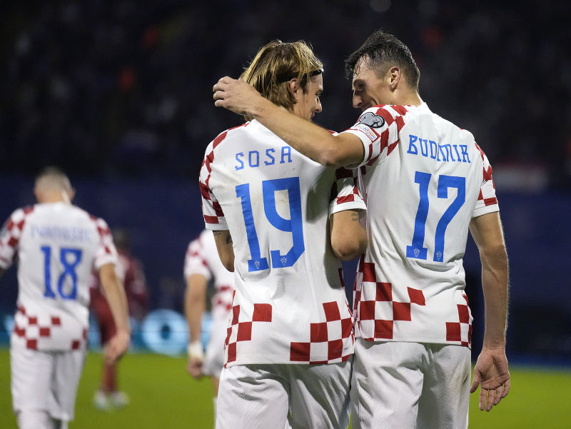 Chorvátsky hráč Ante Budimir (vpravo) oslavuje so spoluhráčom Bornom Sosom po tom, ako skóroval proti Arménsku