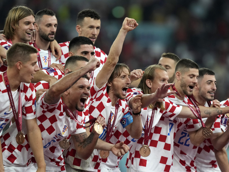 Chorvátski futbalisti pózujú s bronzovými medailami po výhre 2:1 v zápase o tretie miesto