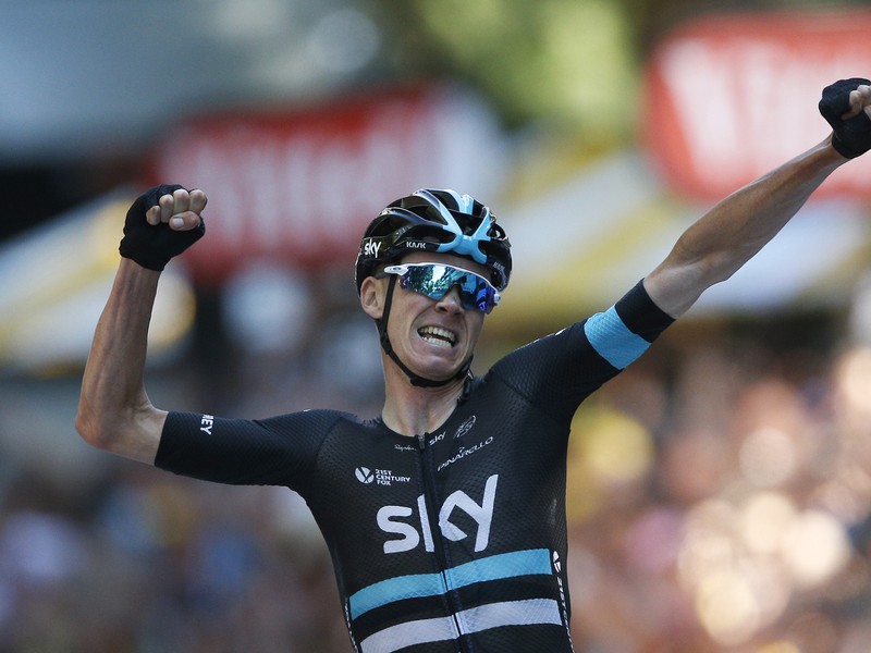 Chris Froome oslavuje výhru v etape po heroickom výkone