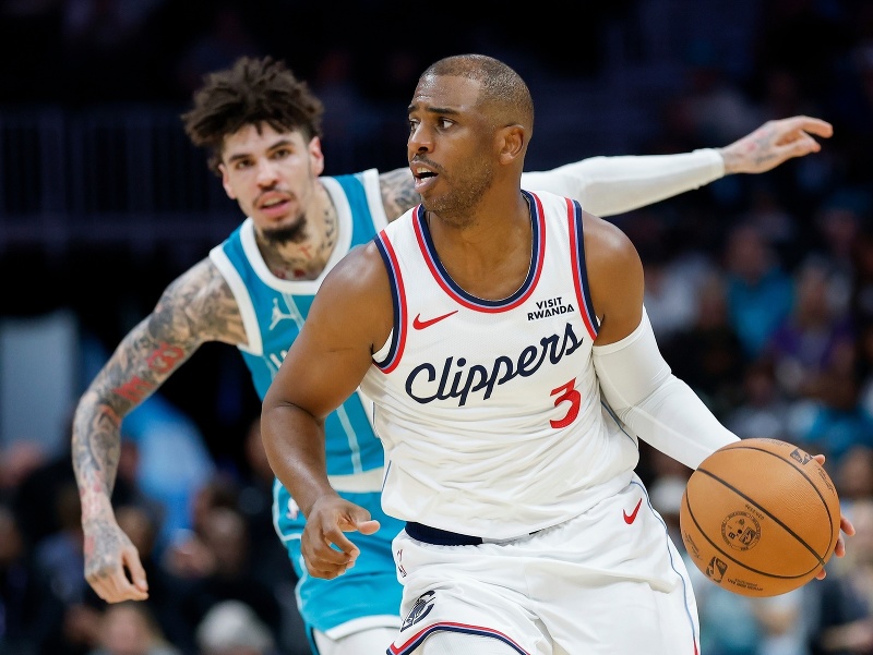 Chris Paul (vpravo) bol prepustený zo služieb LA Clippers