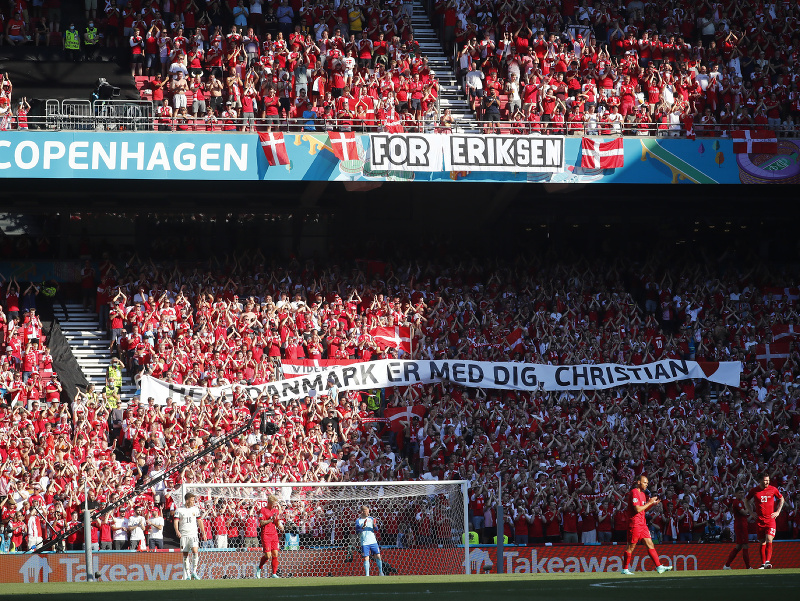 Dánski fanúšikovia s transparentom pre dánskeho futbalistu Christiana Eriksena