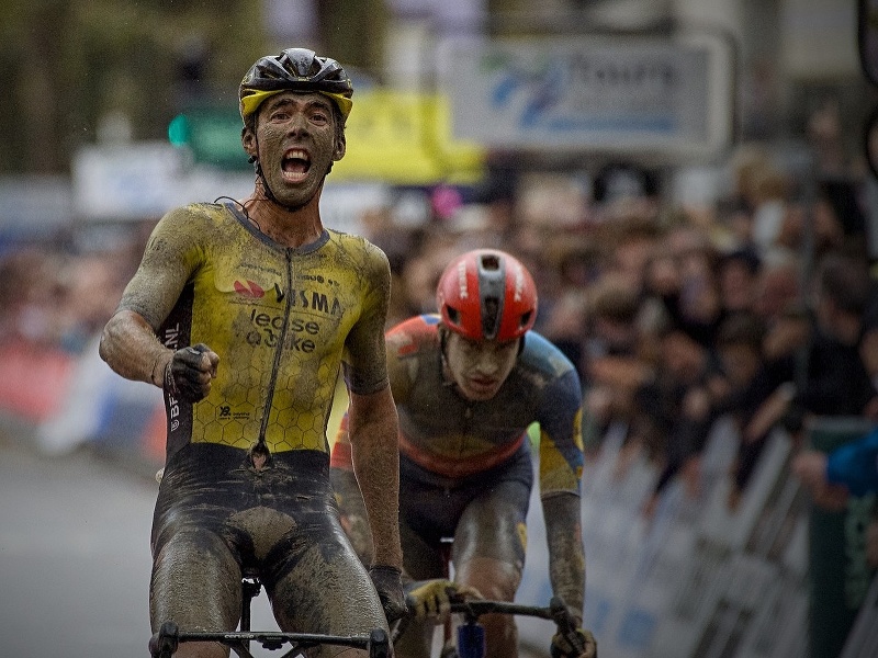 Víťazný Christophe Laporte a český cyklista Mathias Vacek