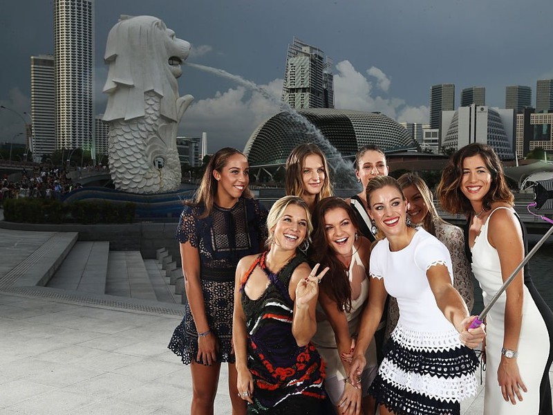 Dominika Cibulková a ostatné hráčky na otváracom ceremoniáli WTA Finals v Singapure