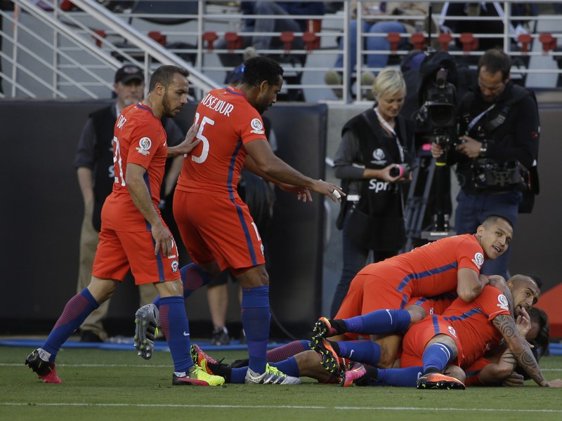 Hráči Čile sa radujú z gólu