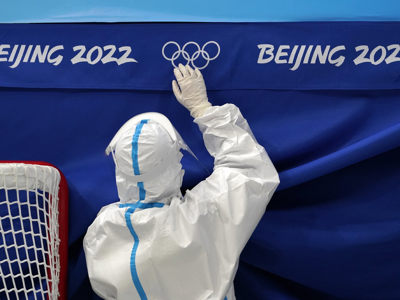 Všetci dobrovoľníci na ZOH 2022 sú zahalení v skafandroch od hlavy až po päty.