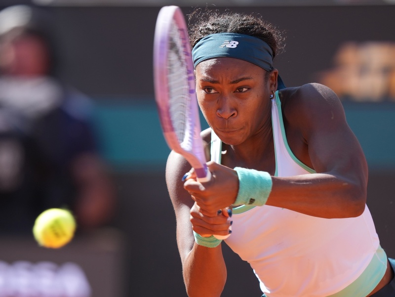 Coco Gauffová odvracia úder Rumunke Sorane Cirsteovej v semifinále ženskej dvojhry na antukovom turnaji WTA 1000