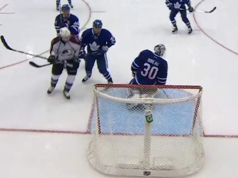 Nathan MacKinnon sa predral cez štvoricu súperov a skóroval