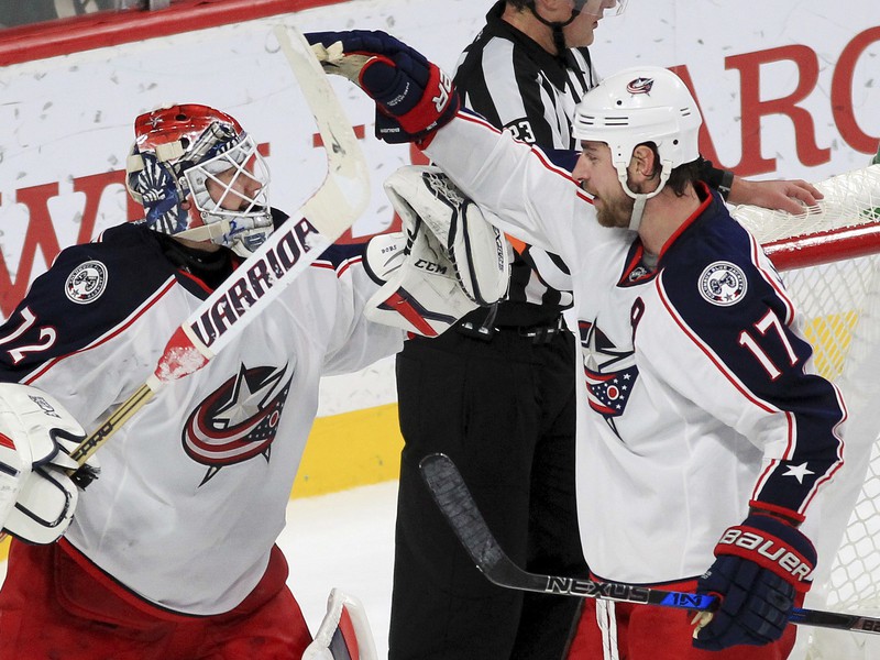 Sergei Bobrovsky a Brandon Dubinsky sa radujú z ďalšej výhry