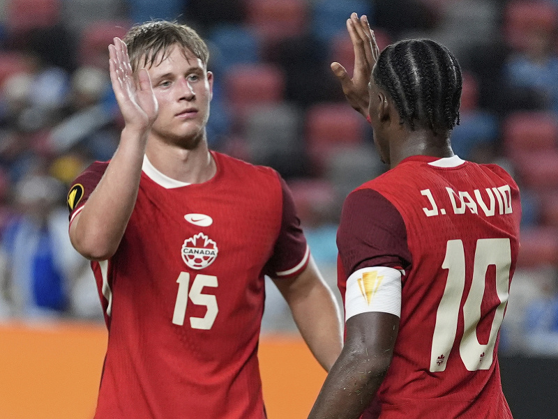 Jonathan David (10) a Luc De Fougerolles (15) oslavujú gól Kanady