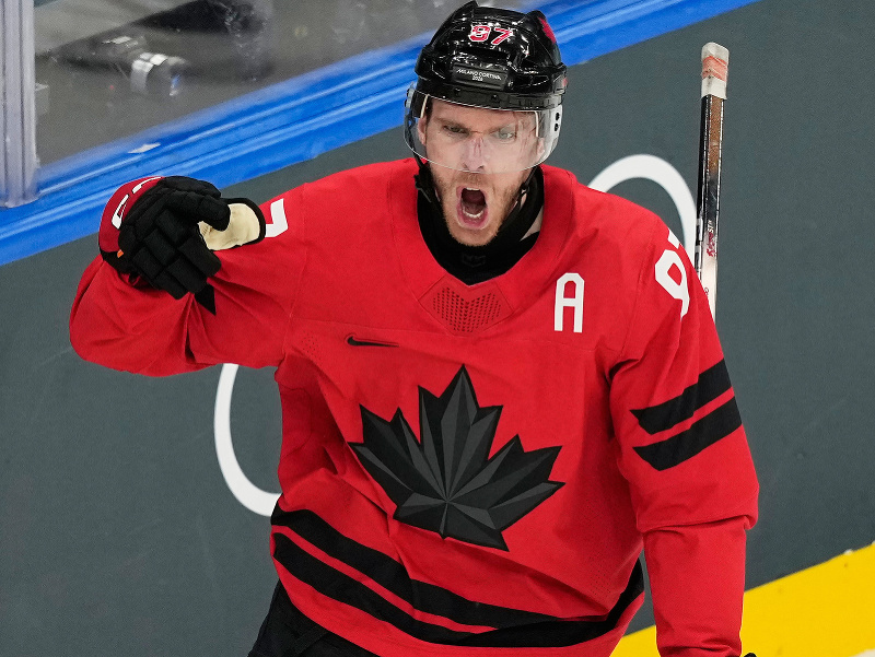 Kanadský hokejista Connor McDavid sa teší z gólu