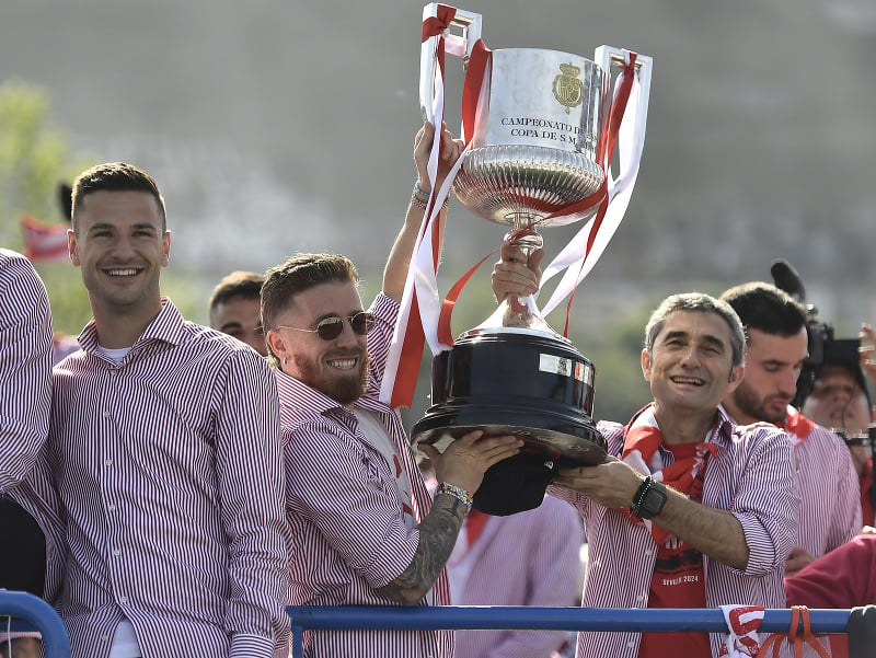 Iker Muniain a Ernesto Valverde držia trofej pre víťazov Copa del Rey