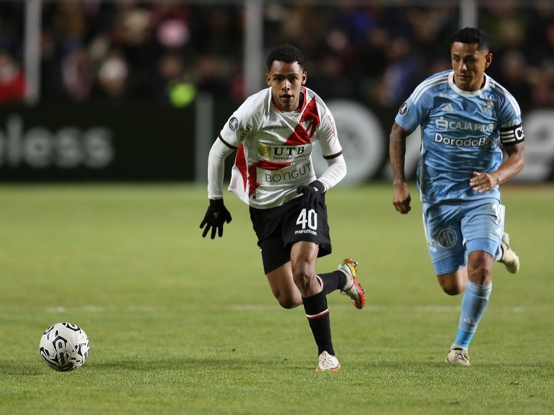 Bolívijský futbalový reprezentant Moises Paniagua (vľavo) počas zápasu Copa Libertadores
