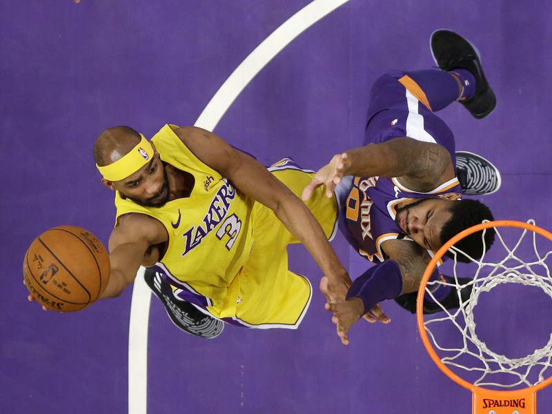 Na snímke vľavo hráč Lakers Corey Brewer, vpravo hráč Suns Troy Daniels 