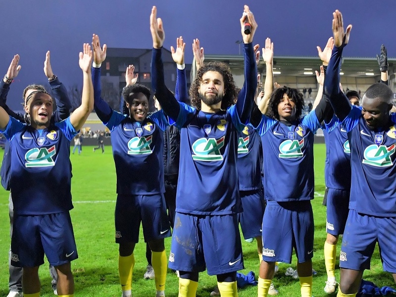 Futbalisti štvrtoligového Stade Briochin a ich víťazná radosť