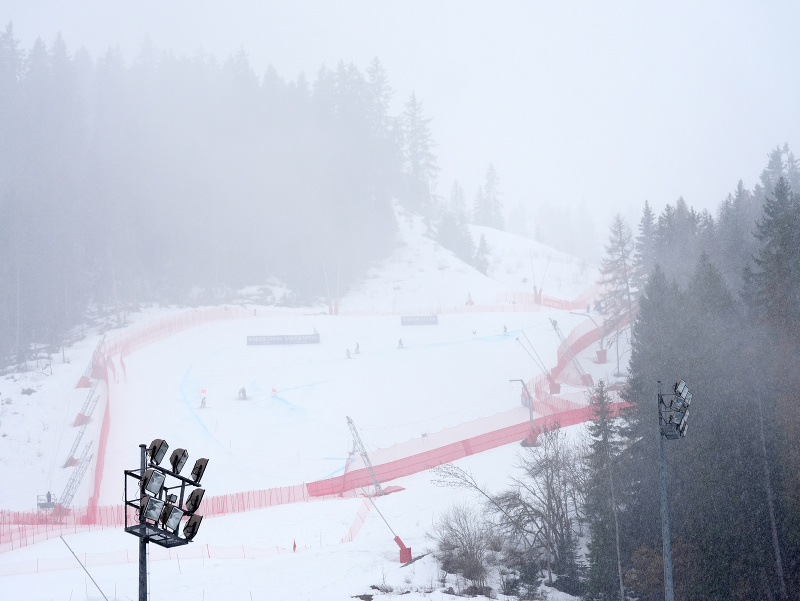 Hmla a dážď zahalili trať pred mužským super-G Svetového pohára v Courcheveli