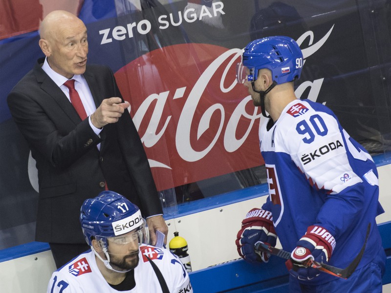 Craig Ramsay rozdáva pokyny na striedačke
