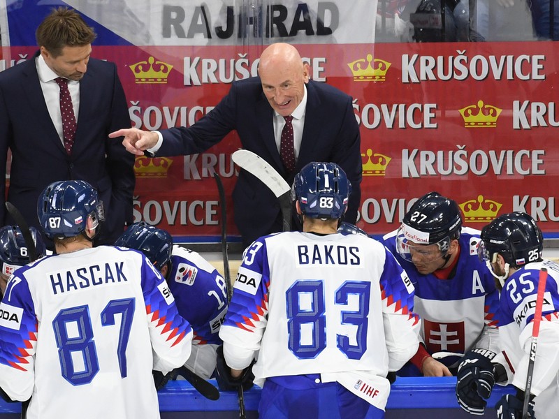 Na snímke tréner slovenskej reprezentácie Craig Ramsay (vpravo hore) a jeho asistent Vladimír Orságh (vľavo hore)