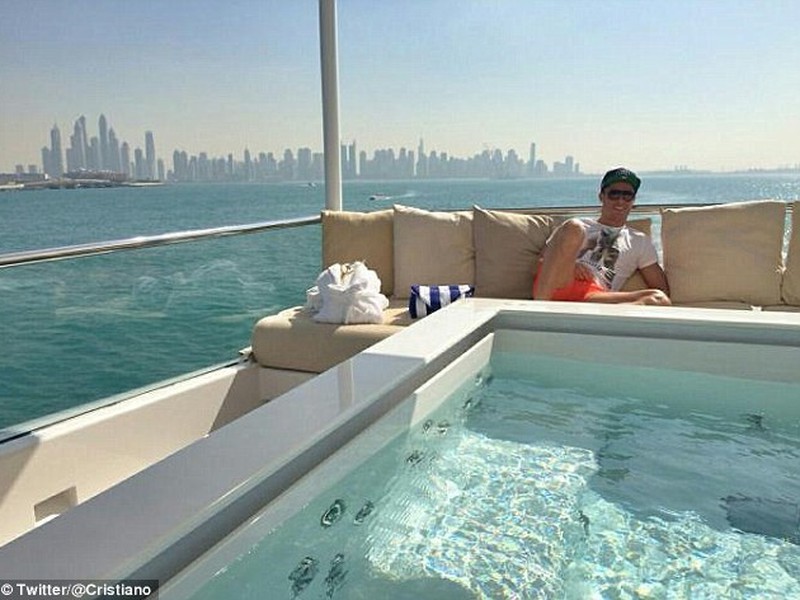 Hviezdny Cristiano Ronaldo oddychuje na jachte v Dubaji