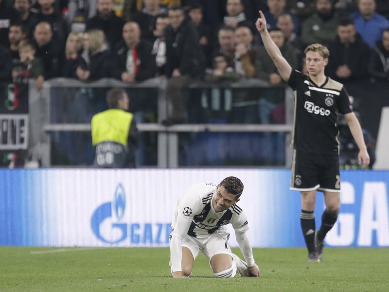 Cristiano Ronaldo a v pozadí Frenkie de Jong