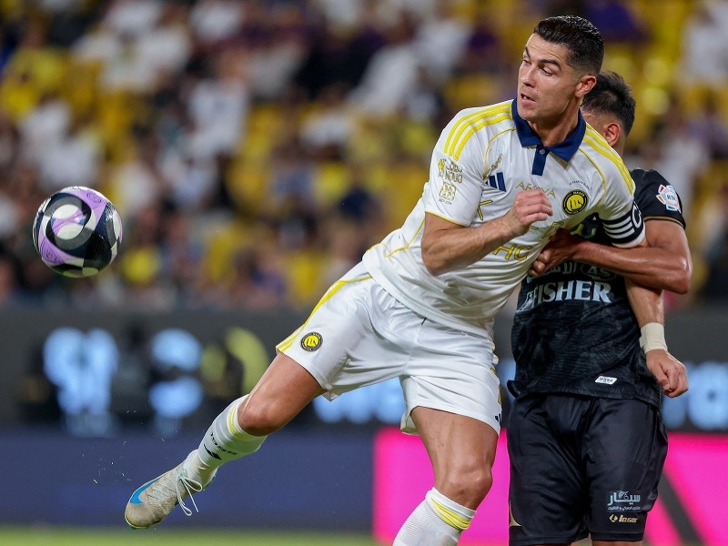 Cristiano Ronaldo (v bielom)