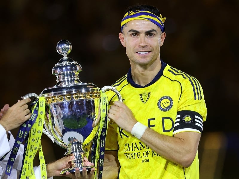 Cristiano Ronaldo s trofejou