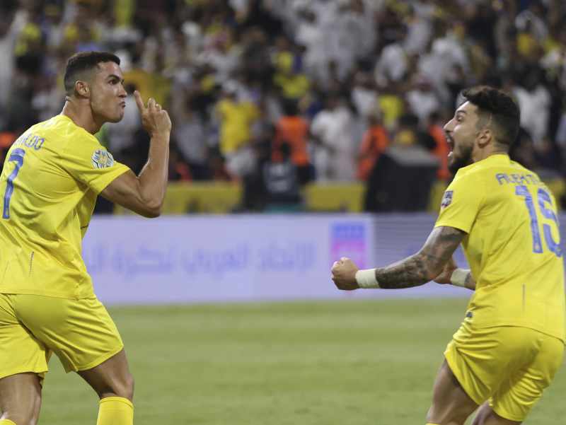 Cristiano Ronaldo a Alex Télles oslavujú gól Al-Nassr