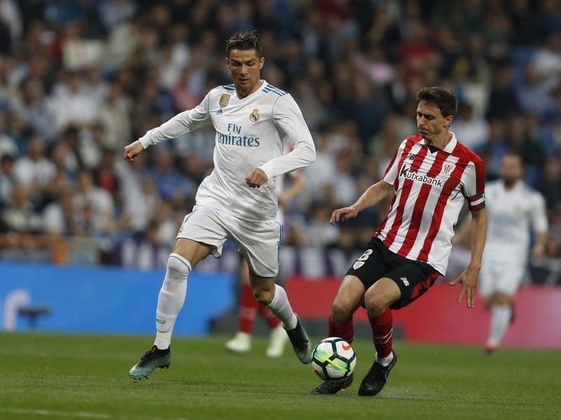 Cristiano Ronaldo a Ander Iturraspe v súboji o loptu