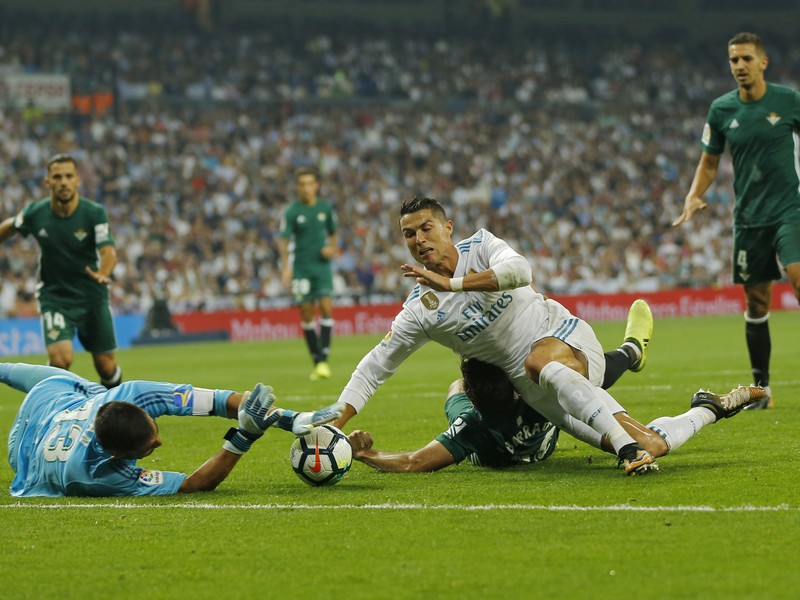 Padajúci Cristiano Ronaldo a Antonio Adan