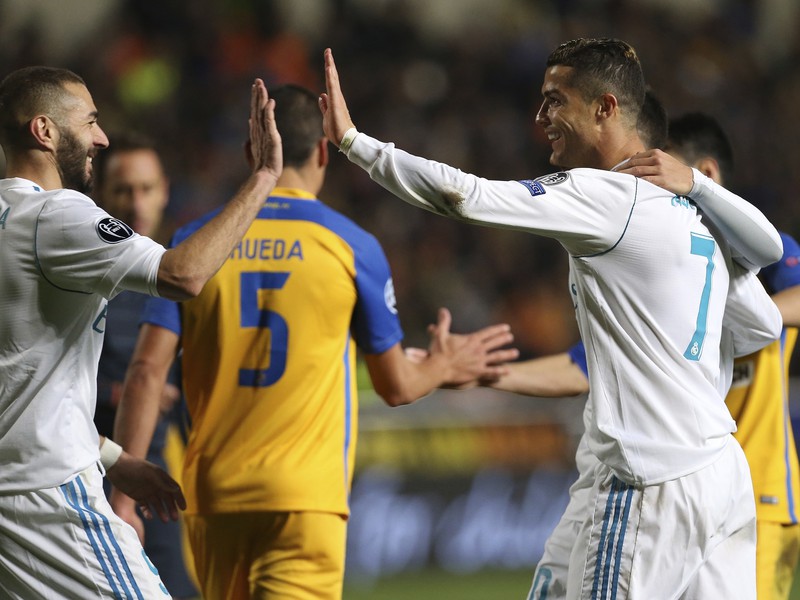 Na snímke hráč Realu Madrid Cristiano Ronaldo sa teší po góle s Karimom Benzemom 